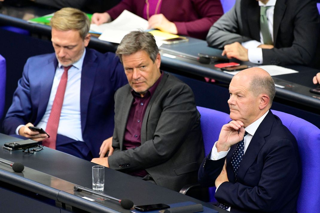 Christian Lindner, Robert Habeck und Olaf Scholz (v. l.) beraten erneut, wie die Ampel wieder zusammenfinden kann. (Archivbild)