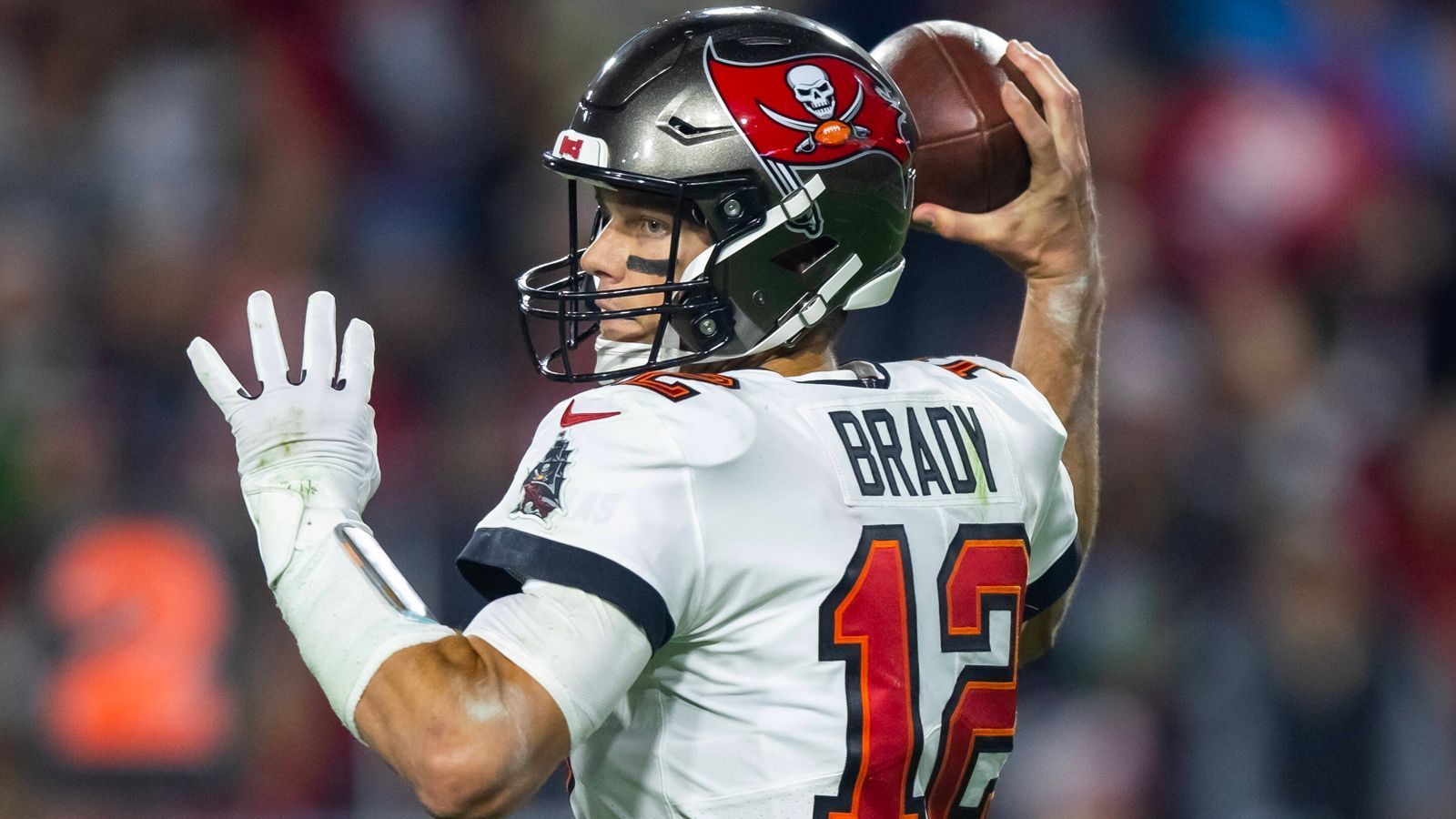 
                <strong>Tom Brady</strong><br>
                Noch ist nicht bekannt, ob der 45-jährige Brady seine Karriere fortsetzen möchte. Mit 4.178 Yards, 21 Touchdowns und neun Interceptions spielt er zwar keine überragende, aber dennoch eine sehr ordentliche Saison. 2023 ist er ein Free Agent und könnte nach Las Vegas wechseln. Brady wäre bereits 2020 fast zu den Raiders gewechselt, doch der damalige Head Coach Jon Gruden entschied sich gegen Brady. Nun ist der Head Coach allerdings Josh McDaniels, mit dem Brady bei den Patriots sechs Mal den Super Bowl gewann.  
              