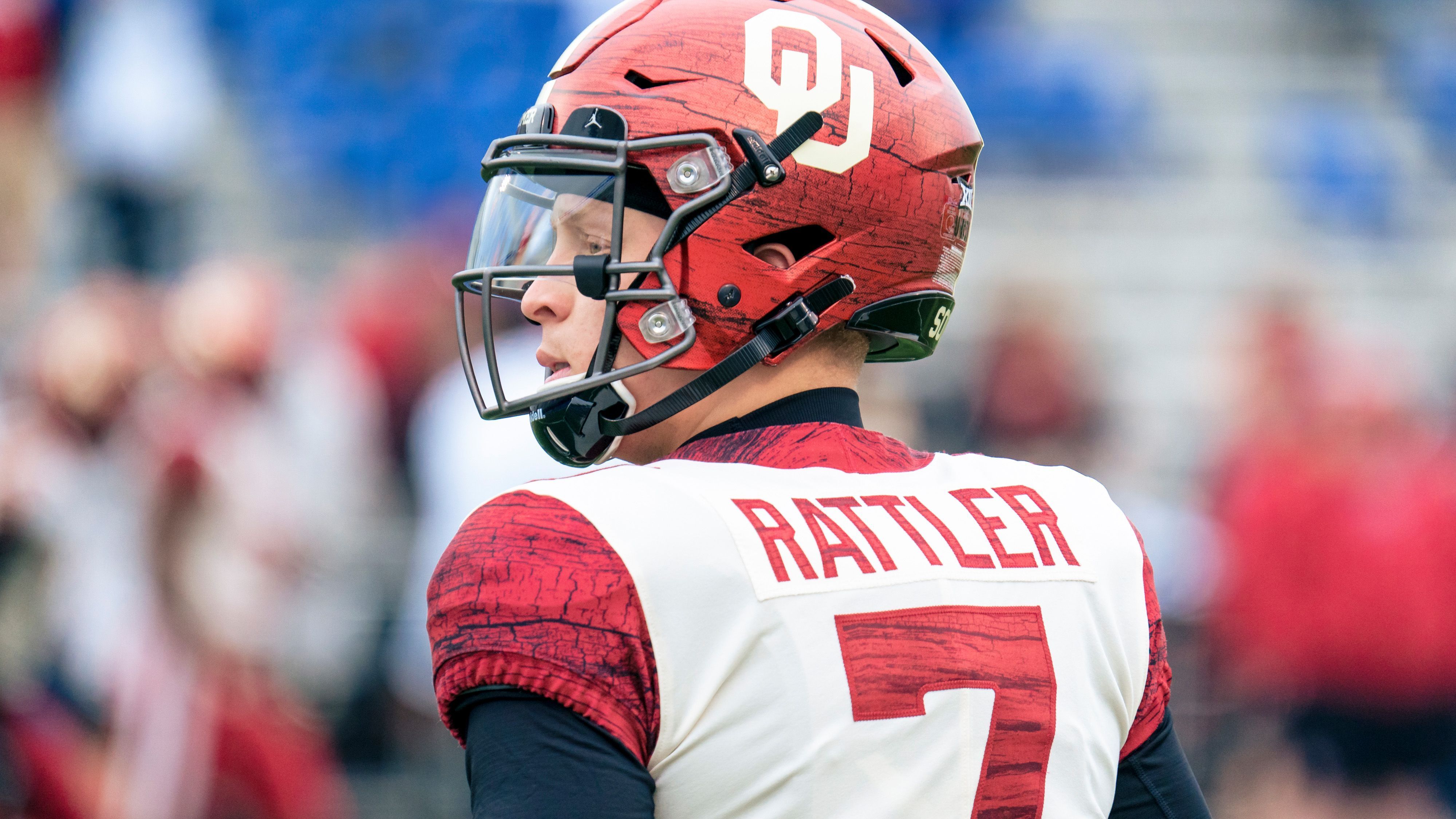 
                <strong>Wer sind die Enttäuschungen der Saison?</strong><br>
                Abseits der Teams steht vor allem eine Personalie für die Enttäuschung der College-Football-Saison: Spencer Rattler. Der Quarterback der Oklahoma Sooners galt als potenzieller Nummer-eins-Pick im NFL Draft 2022 - mittlerweile muss der 21-Jährige aber zuschauen, wie sein einstiger Backup Caleb Williams für die Sooners brilliert. Rattler spielte anfangs der Saison schlecht, war viel zu inkonstant und leistete sich immer wieder vermeidbare Turnover. Head Coach Lincoln Riley entschied sich daher dazu, den Quarterback auf die Bank zu setzen, seine Zukunft in der NFL ist offener denn je.
              