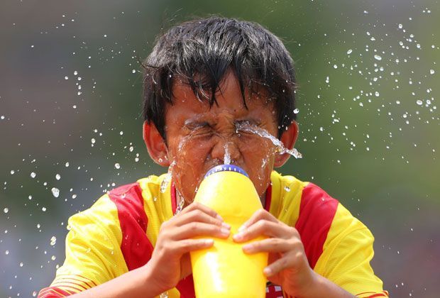 
                <strong>FC Barcelona: Wunderkind Takefusa Kubo</strong><br>
                In diesem Rahmen fordert die FIFA anscheinend jetzt erst, dass der 13-jährige Kubo in seine Heimat zurück transferiert werden muss. Das Talent soll erst im Alter von 18 Jahren wieder nach Barcelona zurückkehren dürfen.
              