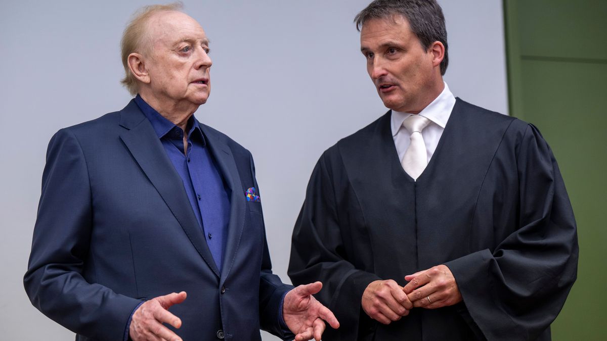 Alfons Schuhbeck (l) steht mit seinem Anwalt Norbert Scharf im Gerichtssaal des Landgericht München I.