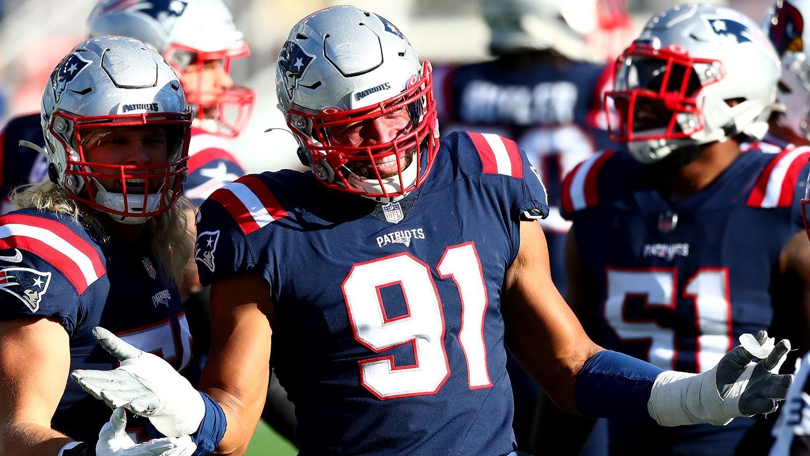 
                <strong>Deatrich Wise (Defensive End)</strong><br>
                Und die nächste lässt nicht lange auf sich warten, auch wenn die Patriots mit Wise keinen ganz neuen Spieler holen. Der 26-Jährige war kurze Zeit Free Agent, wurde nun von Belichick zurückgeholt. Dafür gabs direkt einen satten Vier-Jahres-Vertrag über insgesamt 22 Millionen Dollar - davon zehn Millionen garantiert. Der Defensive End spielte bereits vier Jahre in New England, sammelte von Jahr zu Jahr mehr Einsätze. In der vergangenen Saison stand er in allen Partien auf dem Feld, sieben Mal von Beginn an und sammelte dabei 49 Tackles mit elf Quarterback-Hits. 
              