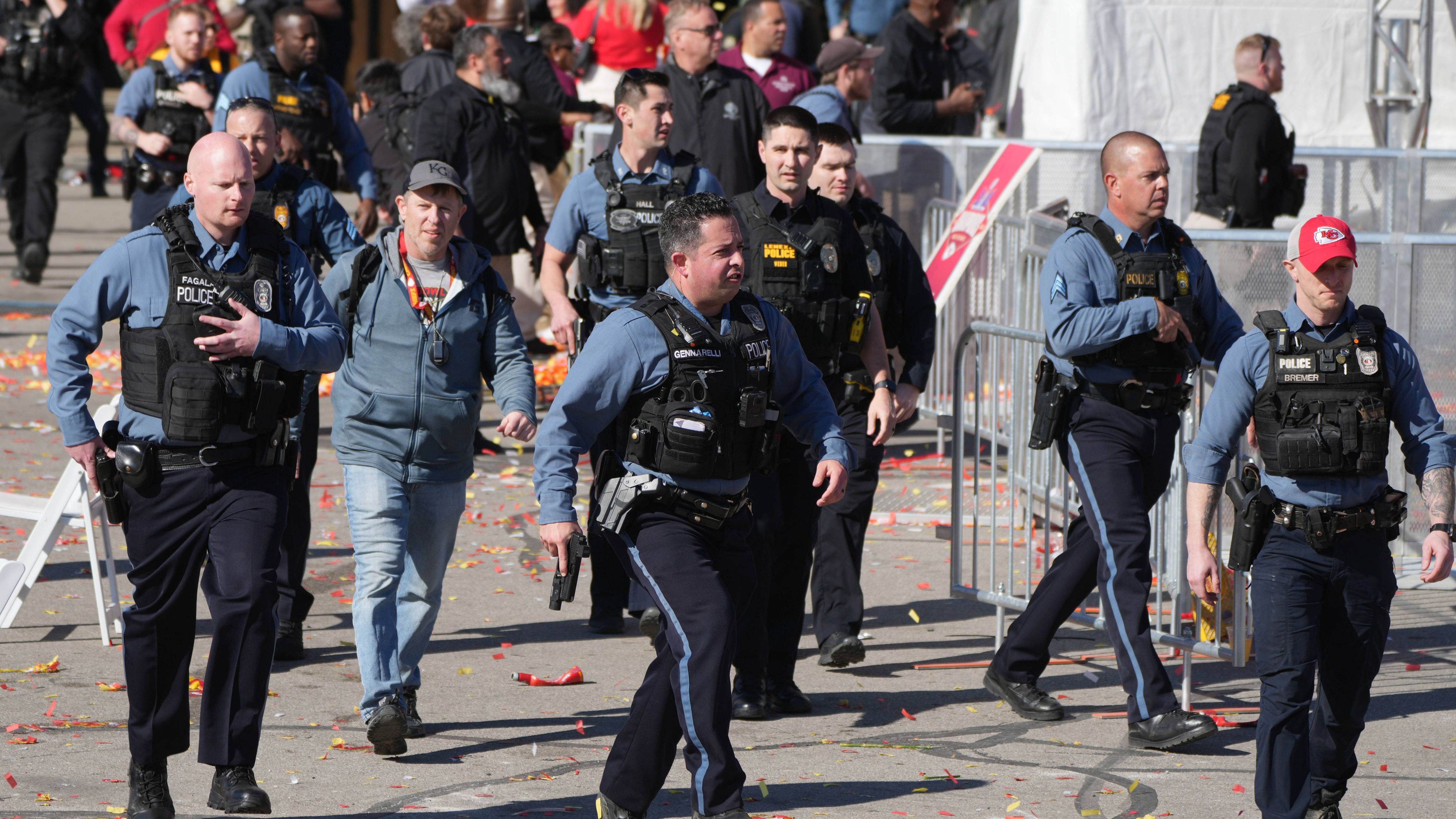 <strong>Schüsse sorgen für Panik - mehrere Verletzte</strong><br>Denn am Schluss der Parade gab es einen blutigen Zwischenfall, ein Mann soll in die Menge geschossen haben. Dabei kam Medienberichten zufolge eine Person ums Leben, acht bis zehn Menschen wurden demnach verletzt. Die Polizei nahm einen Verdächtigen fest. Es war das traurige Ende eines zuvor berauschenden Tages. <em><strong>ran</strong></em> hat die besten Bilder der Parade.