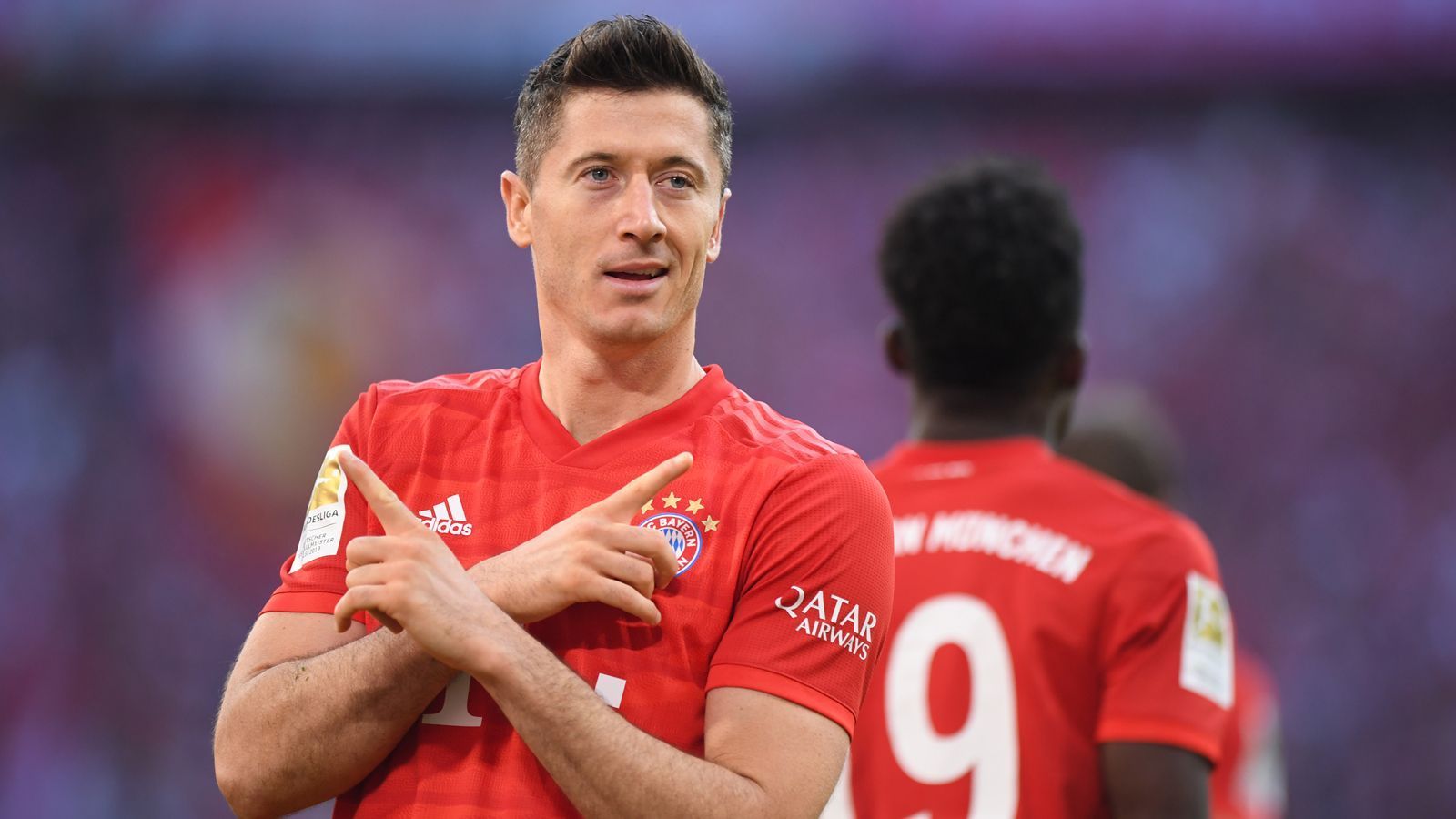 
                <strong>Sturm: Robert Lewandowski</strong><br>
                Der schnellste Fünferpack der Bundesliga-Geschichte, die längste Torserie zum Saisonstart, die meisten Tore eines Ausländers - oder ganz einfach: 221 Treffer in 266 Spielen für den FC Bayern. Wenn jemand weiß, wo der Ball hin muss, dann der 31 Jahre alte Pole. Der vielleicht kompletteste Stürmer des Planeten. Und fester Bestandteil in der FCB-Elf des Jahrzehnts. Knapp vor Sandro Wagner.
              