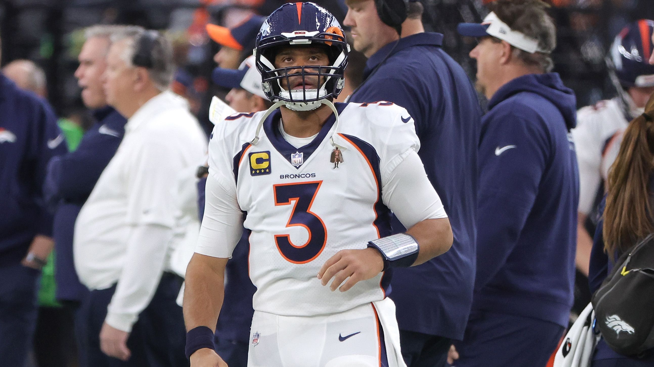 <strong>Pittsburgh Steelers</strong><br>- QB Russell Wilson (1 Jahr, 1,2 Millionen US-Dollar, <strong>im Bild</strong>)<br>- QB Kyle Allen (1 Jahr, 1,3 Millionen US-Dollar)<br>- QB Justin Fields (per Trade von den Chicago Bears)<br>- WR Van Jefferson (1 Jahr, 1,3 Millionen US-Dollar)<br>- WR/RB Cordarrelle Patterson (2 Jahre, 6 Millionen US-Dollar)<br>- WR Quez Watkins (1 Jahr, 1,3 Millionen US-Dollar)<br>- TE MyCole Pruitt (1 Jahr)<br>- DT Montravious Adams (2 Jahre, 5,3 Millionen US-Dollar)<br>- DL Dean Lowry (2 Jahre, 5 Millionen US-Dollar)<br>- LB Patrick Queen (3 Jahre, 41 Millionen US-Dollar)<br>- CB Donte Jackson (per Trade von den Carolina Panthers)<br>- S Deshon Elliott (2 Jahre, 6 Millionen US-Dollar)<br>- S Miles Killebrew (2 Jahre, 6,5 Millionen US-Dollar)<br>- LS Christian Kuntz (3 Jahre, 3,4 Millionen US-Dollar)<br>- P Cameron Johnston (3 Jahre, 9 Millionen US-Dollar)