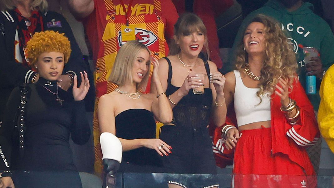 Taylor Swift (2. v.r.) und Blake Lively (r.) beim Super Bowl 2024.