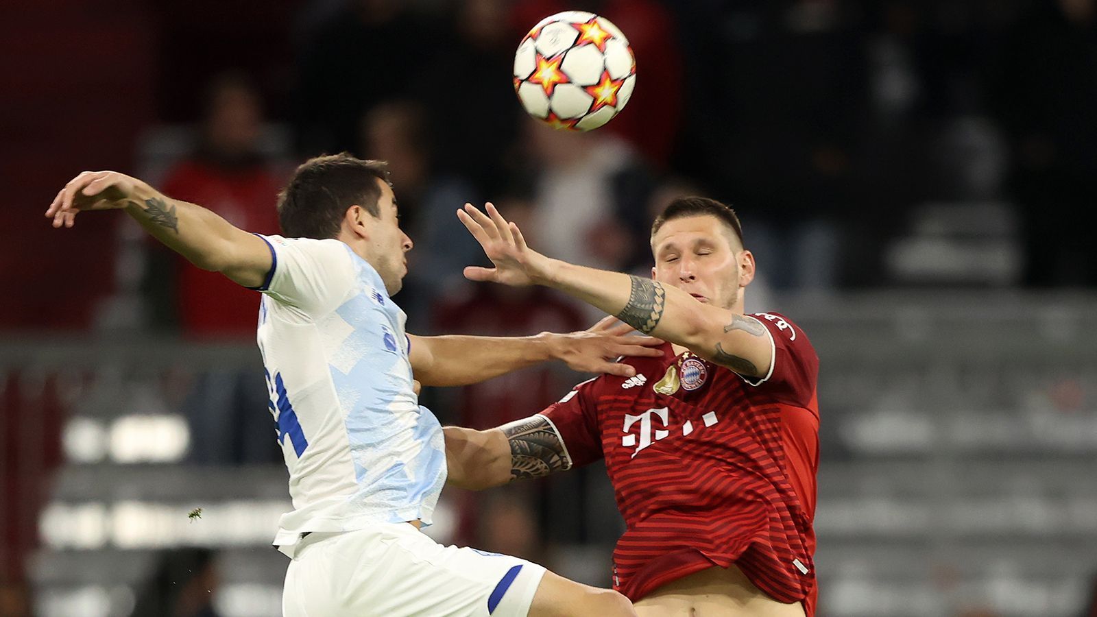 
                <strong>Niklas Süle</strong><br>
                Wächst immer besser in seine neue Rolle als Rechtsverteidiger hinein. Taucht sogar in der Offensive mehrfach auf und sucht den Abschluss. Gibt natürlich nicht den klassischen Flügelflitzer a la Phonzie Davies, sondern taucht oft dort auf, wo man ihn nicht erwartet. Darf mit so einer Leistung auf eine Vertragsverlängerung hoffen. ran-Note: 2
              