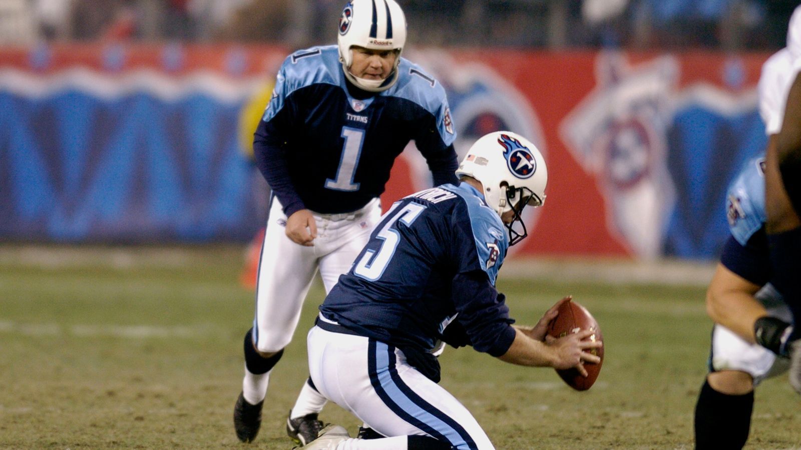
                <strong>Gary Anderson</strong><br>
                Als erstem Kicker überhaupt gelang Anderson 1998 eine perfekte Saison bei den Minnesota Vikings. 35 Field Goal Versuche und 59 Points after Touchdown - alle verwandelt. 2003 wechselte er zu den Tennessee Titans, um deren verletzten Kicker Joe Nedney für eine Saison zu ersetzen. Im Anschluss beendete er seine Karriere und zog nach Kanada. Weil Nedney sich im Folgejahr aber erneut verletzte, wurde Anderson zu einer weiteren Saison überredet. Er pendelte in dieser Spielzeit zwischen seinem Wohnsitz in den Rocky Mountains und Nashville/Tennessee. Nach der Saison war dann aber endgültig Schluss.
              