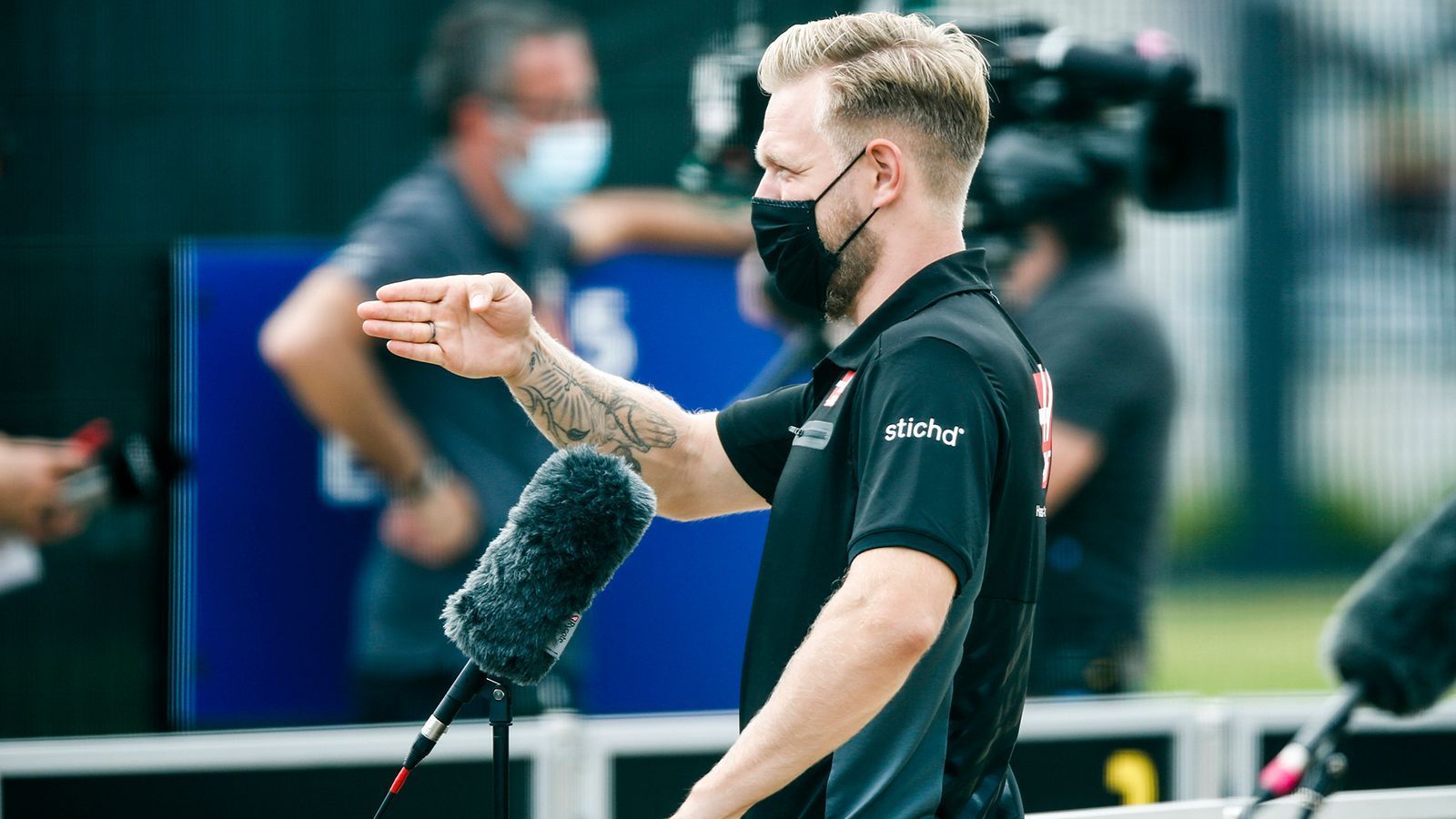 
                <strong>VERLIERER: Kevin Magnussen</strong><br>
                Den Dänen verfolgt in dieser Saison eine echte Pechsträhne. Beim zweiten Silverstone-Auftritt und dem fünften Rennen der Saison fällt Magnussen im Haas bereits zum dritten Mal aus. Kurz zuvor holte er sich nach einem leichtsinnigen Manöver gegen Nicholas Latifi eine 5-Sekunden-Strafe ab. Für die neue Saison gibt es noch kein neues Cockpit. Nach diesen Leistungen wird sich daran so schnell womöglich nichts ändern.
              