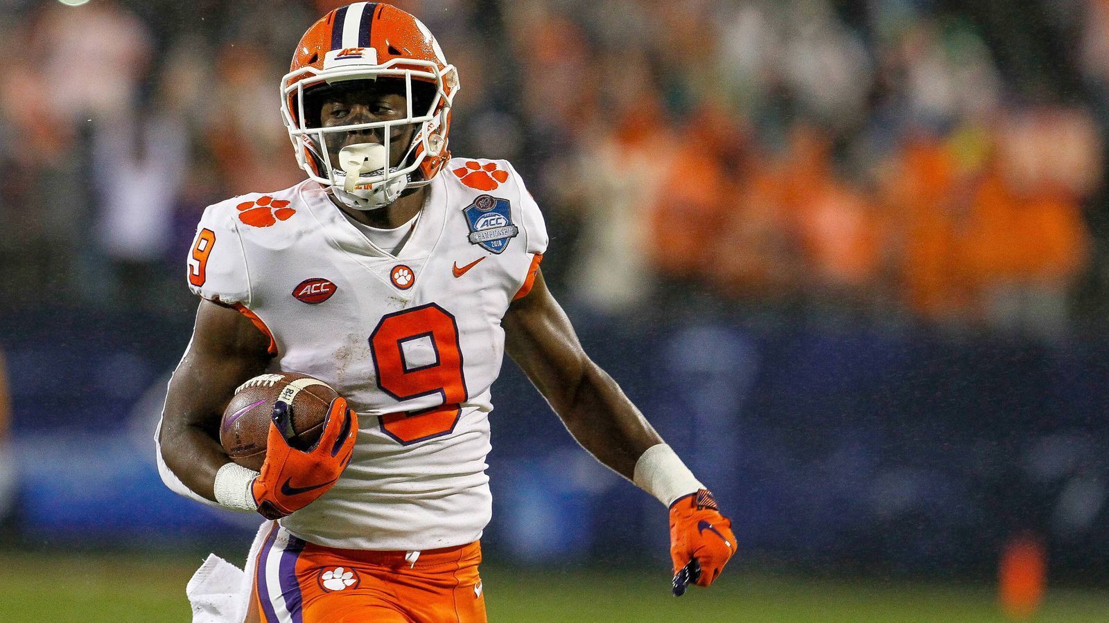 
                <strong>Travis Etienne (Running Back, Clemson)</strong><br>
                Travis Etienne könnte der höchstgedraftete Running Back im kommenden Jahr sein. Alleine in der vergangenen Saison kam der 1,78 Meter große Athlet auf 1658 Rushing-Yards, 78 Receiving-Yards und 26 Touchdowns. Beeindruckend: Pro Lauf kam er auf einen durchschnittlichen Raumgewinn von 8,1 Yards. Möglicherweise wird das eine oder andere NFL-Team bei ihm aufgrund der mäßigen Physis zögern. Stand heute sollte Etienne trotzdem spätestens Mitte der 1. Runde ausgewählt werden.
              