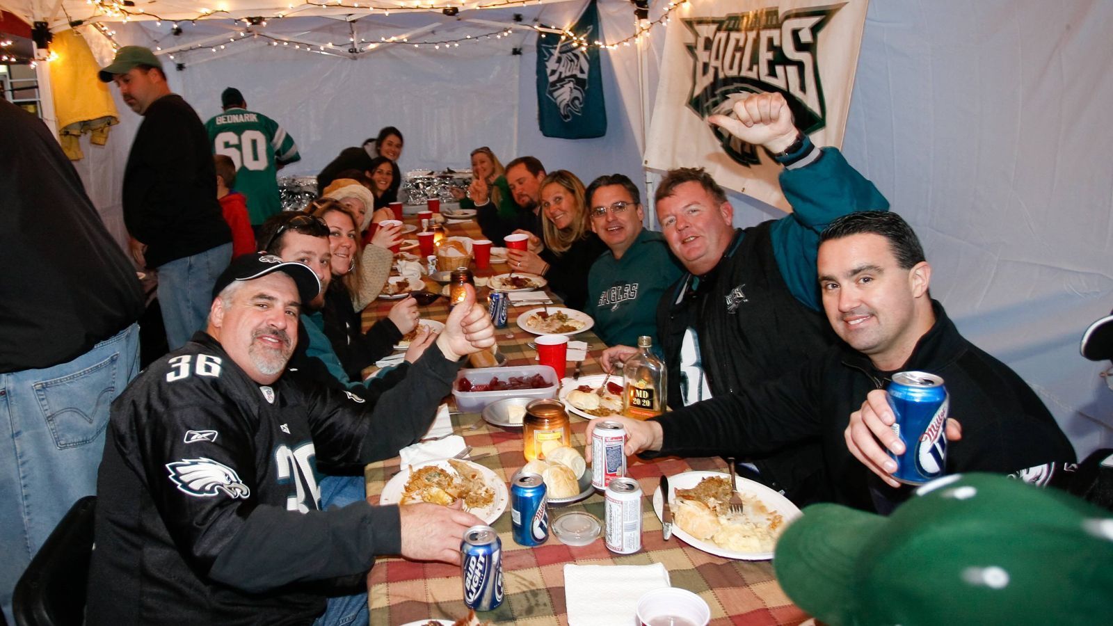 
                <strong>Philadelphia Eagles</strong><br>
                Die beste Bilanz an Thanksgiving aller Klubs mit mehr als fünf Spielen weisen die Philadelphia Eagles mit der Ausbeute von sechs Siegen aus sieben Spielen auf.
              