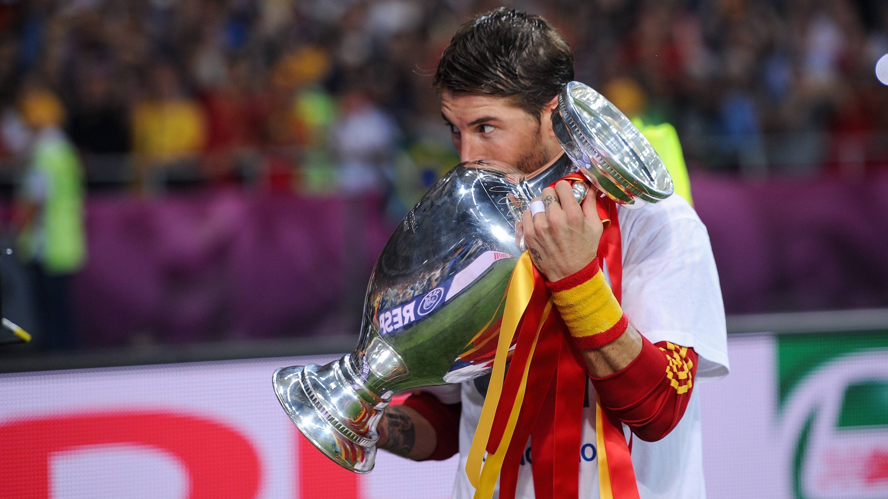 
                <strong>Sergio Ramos im Wandel</strong><br>
                Das Haareschneiden brachte Ramos keineswegs Pech ein. Nach 2008 wurde er mit Spanien zum zweiten Mal Europameister.
              