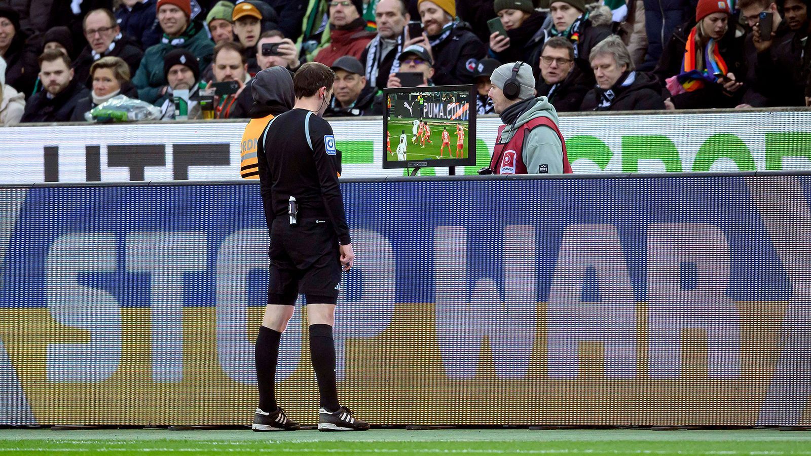 
                <strong>Gewinner: Der Video Assistant Referee (VAR)</strong><br>
                In die Tops des Spieltages hat es dieses Mal sogar der Video Assistant Referee geschafft. Der Kölner Keller meldete sich zu Wort, als Marcus Thuram im Strafraum fiel. Nachdem Schiedsrichter Benjamin Brand zuerst auf Elfmeter entschieden hatte, bekam er vom VAR den Hinweis, dass er sich seine Elfmeter-Entscheidung besser noch einmal anschauen sollte. Durch das Studieren der Bilder fiel Brand die Schwalbe auf und er nahm den Elfmeterpfiff zurück.
              