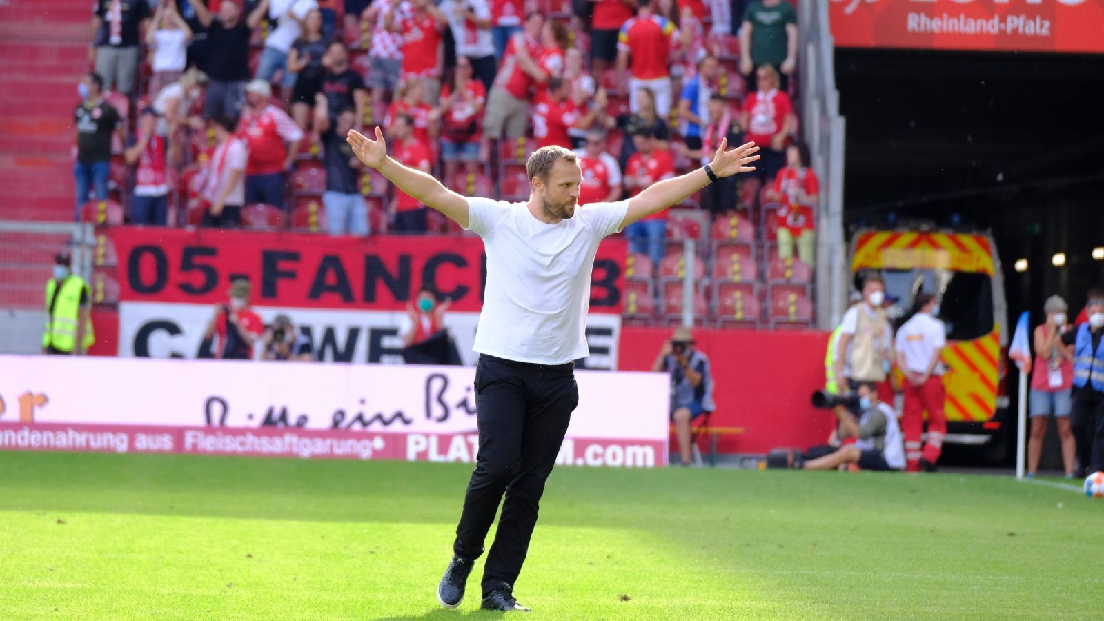 
                <strong>Gewinner: Bo Svensson</strong><br>
                Was Bo Svensson seit seiner Anstellung beim 1. FSV Mainz 05 aufgebaut hat, ist einzigartig. Nach dem geschichtsträchtigen Comeback des FSV in der vergangenen Rückrunde, um doch noch den Klassenerhalt zu schaffen, vollbrachte der Däne mit seinem Team am 1. Spieltag ein weiteres Highlight. Trotz satter 14 Corona-Fälle im Vorfeld und der halben U23 respektive A-Jugend auf der Bank gewannen die Nullfünfer entgegen aller Erwartungen mit einer bewundernswerten kämpferischen Leistung mit 1:0 gegen Meisterschaftskandidat RB Leipzig. Vor der Leistung von Svensson in den vergangenen Monaten muss man den Hut ziehen.
              