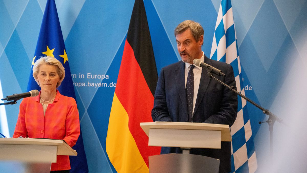 Markus Söder (CSU, r) Ministerpräsident von Bayern, und Ursula von der Leyen (l), EU-Kommissions-Präsidentin, nehmen an einem Pressestatement in der Bayerischen Vertretung teil.