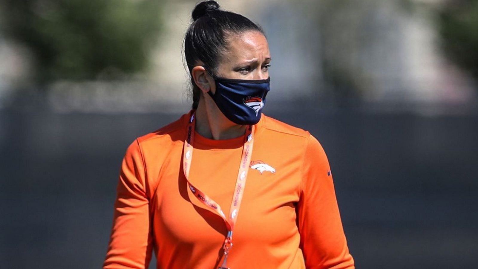 
                <strong>Emily Zaler (Denver Broncos)</strong><br>
                Erstmals in der Geschichte der Franchise stellen die Denver Broncos eine Frau als Vollzeit-Coach an. "Wir werden sie die komplette Saison über hier behalten", sagte Head Coach Vic Fangio über Emily Zaler, die im Zuge des Förderprogramms der "Bill Walsh Diversity Coaching Fellowship" beim Training Camp zum Team gestoßen war: "Sie hat hier einen wirklich tollen Job gemacht. Sie kennt sich sehr gut aus und ist sehr leidenschaftlich in Bezug auf Kraft und Kondition." Zaler war bis zur Unterbrechung wegen der Corona-Pandemie auch Teil des Coaching Staff im NBA-Team New York Knicks.
              
