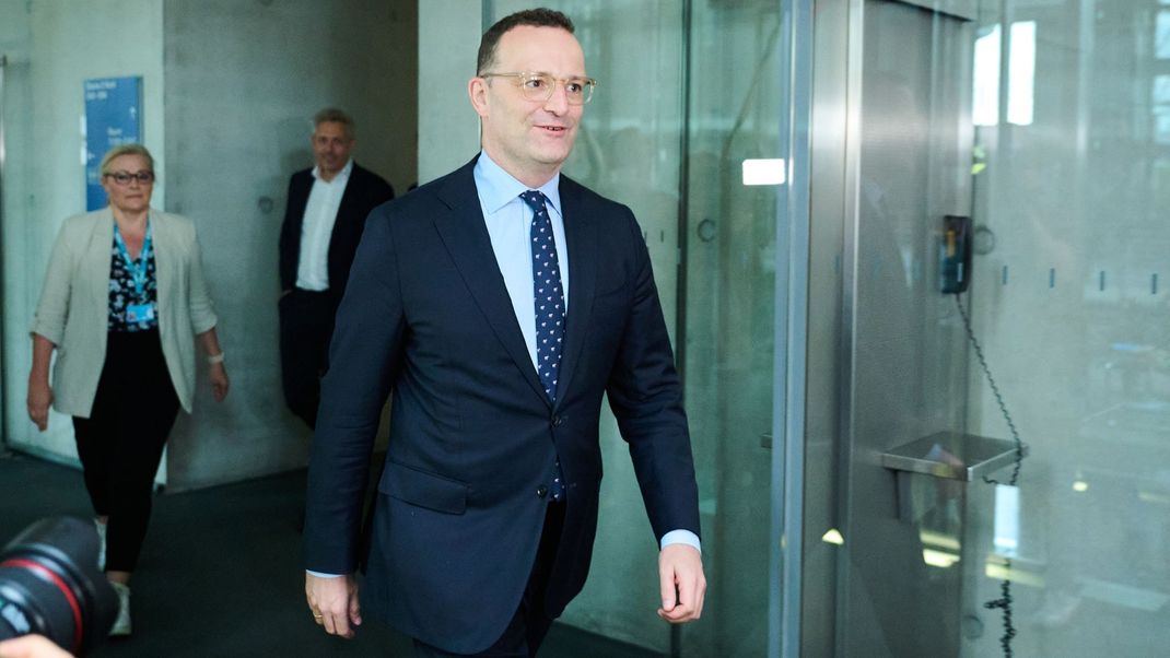 Nach seiner Befragung im Haushaltsausschuss zeigt sich Jens Spahn überzeugt, die meisten Vorwürfe zur Corona-Maskenbeschaffung seien entkräftet - doch die Kritik bleibt laut.