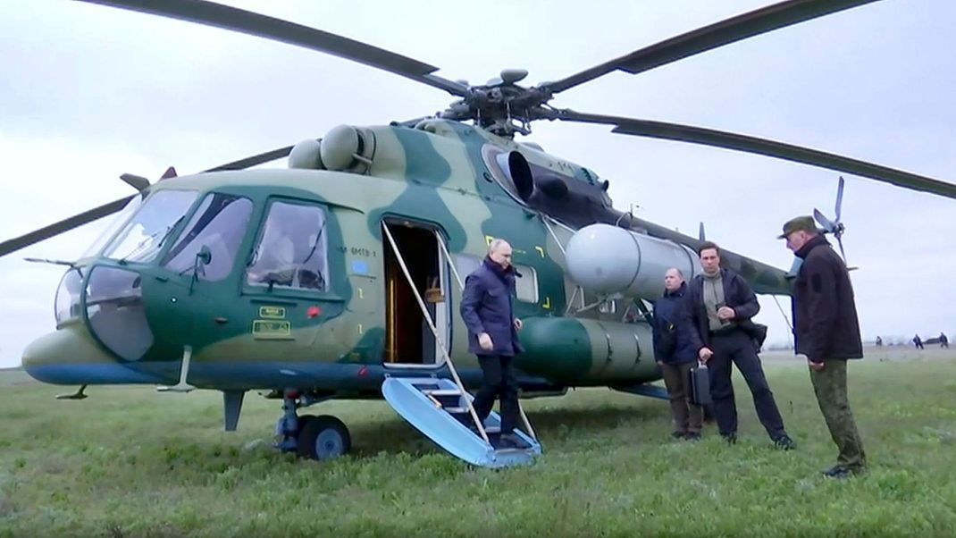Videostandbild soll Russlands Präsident Wladimir Putin bei Ankunft mit einem Hubschrauber im Kriegsgebiet in der Ukraine zeigen.