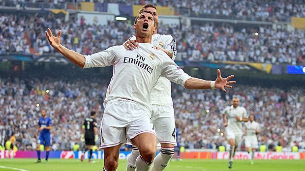 
                <strong>Cristiano Ronaldo, Real Madrid</strong><br>
                Cristiano Ronaldo (Real Madrid): Der Portugiese hat seinen Stammplatz sicher, schließlich ist er Weltfußballer. Der 30-Jährige erzielt 2014/15 in 54 Pflichtspielen 61 Tore und legt 22 Treffer auf. Auch in der noch jungen Saison ist er auf Temperatur: Espanyol schießt er mit fünf Toren ab. In der Top-Elf zentral offensiv gesetzt.
              