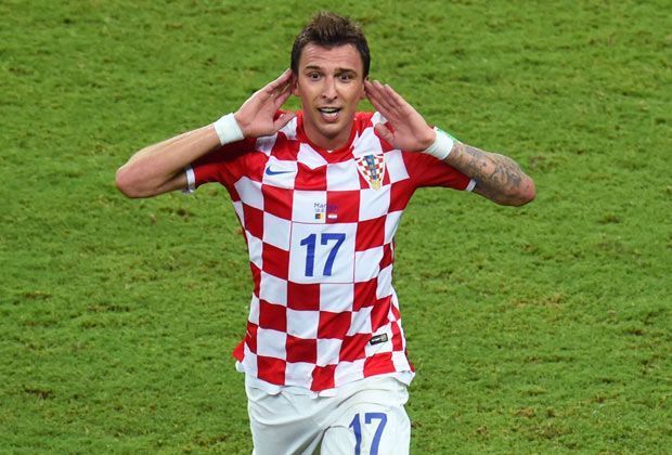 
                <strong>Mario Mandzukic (2 Tore, Kroatien, Bayern München)</strong><br>
                Das Eröffnungsspiel gegen Brasilien verpasst Mario Mandzukic wegen einer Sperre aus der Qualifikation. Dafür müssen die Kameruner büßen: Im Duell mit den "unbezähmbaren Löwen" trifft der Torjäger nach der Pause zwei Mal.
              