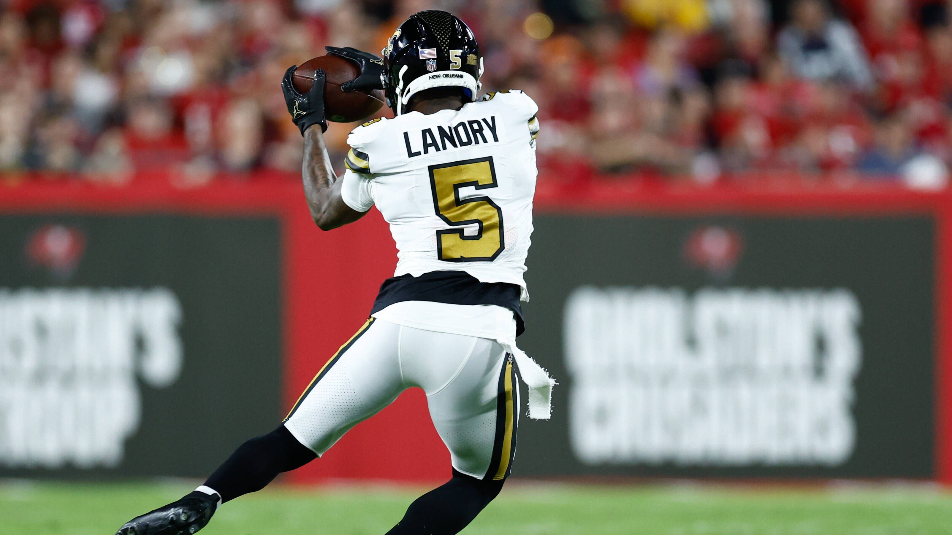 <strong>WR Jarvis Landry (letztes Team: New Orleans Saints)</strong><br>In seiner neunjährigen NFL-Laufbahn sammelte Landry 7870 Receiving Yards und 38 Touchdowns an. Die vergangene Saison verlief eher unglücklich für den 30-Jährigen, er stand bei den Saints nur bei neun Partien auf dem Feld und verbuchte lediglich 272 Receiving Yards und einen Touchdown, bevor er im Dezember auf der IR-Liste landete.