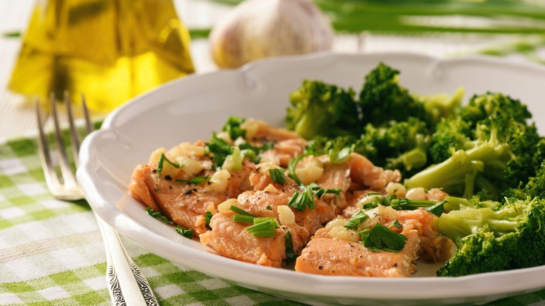 Lachs und Brokkoli mit Currysauce versorgen dich zum Mittagessen mit Energie.