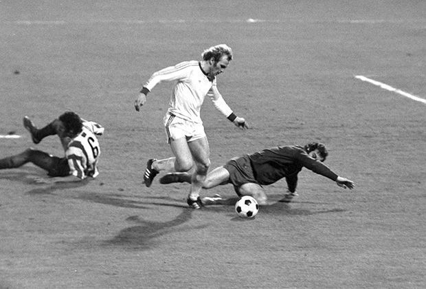 
                <strong>Uli Hoeneß</strong><br>
                Spiele für den FC Bayern: 310; Europapokal der Landesmeister 1974, 1975, 1976; Deutscher Meister 1972, 1973, 1974; DFB-Pokal 1971.
              