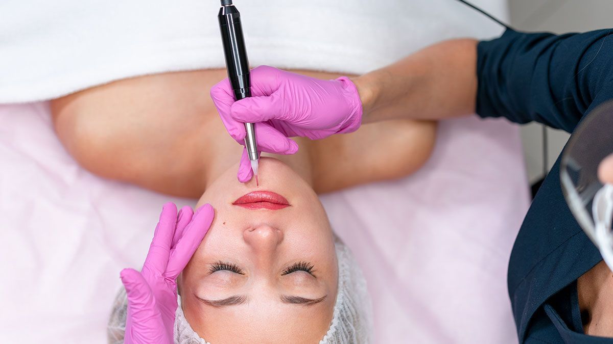 Wie funktioniert Aquarell Lips? Wie schmerzhaft ist das Permanent Make-up für die Lippen? Wie läuft die Behandlung ab? Wir haben die Fakten und Antworten in unserem Beauty-Artikel.