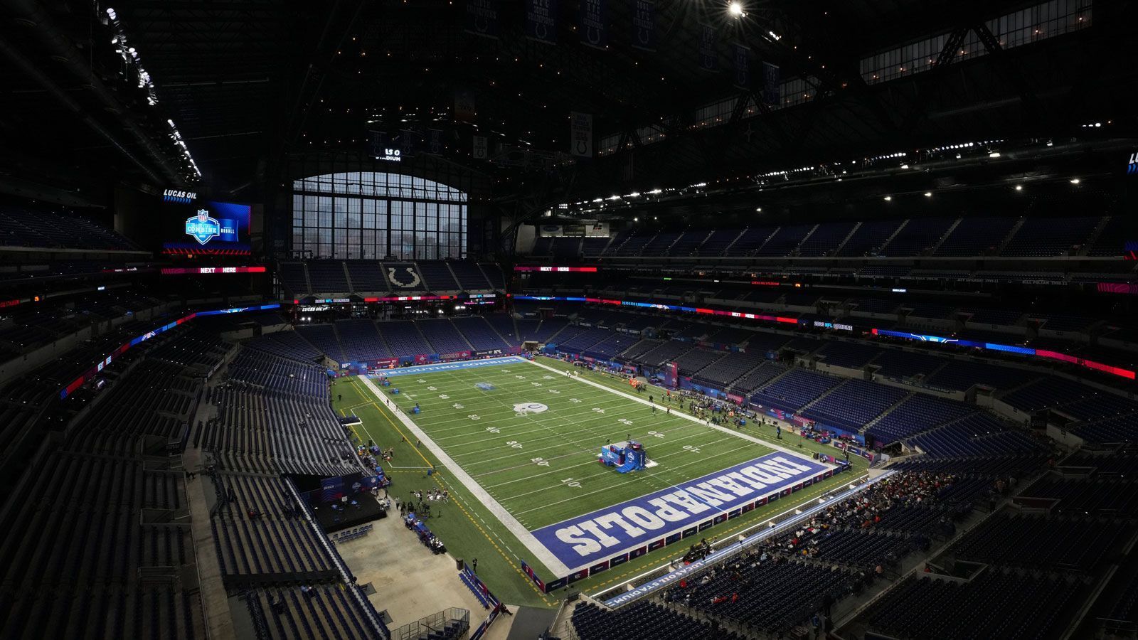 
                <strong>Indianapolis Colts: Lucas Oil Stadium</strong><br>
                Bester Name laut ChatGPT: "Colts' Corral"
              