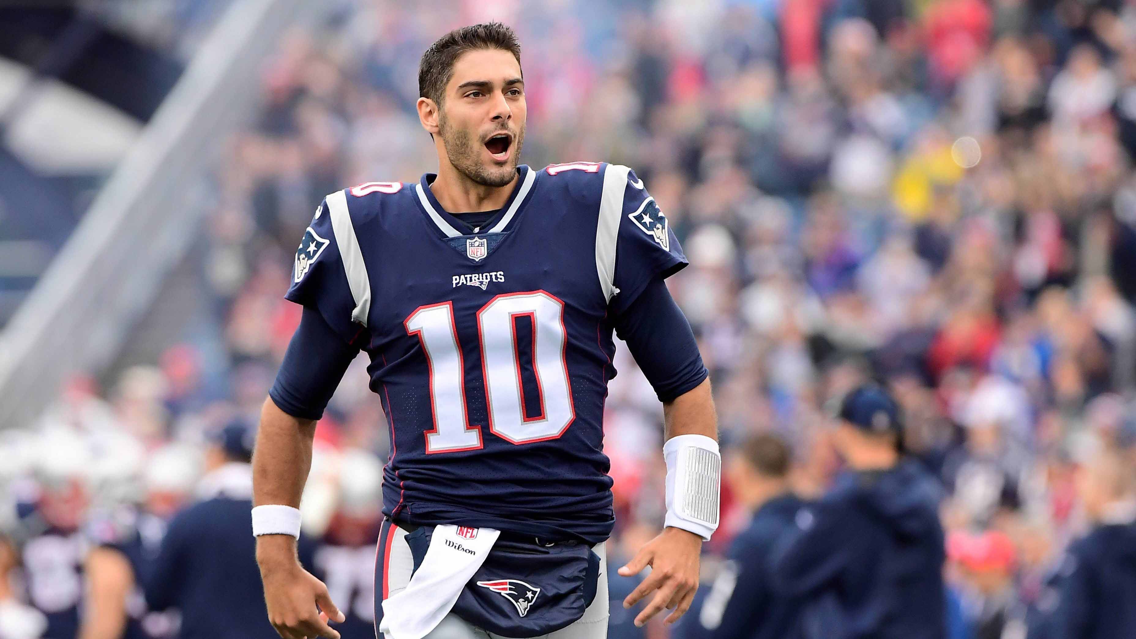 
                <strong>Jimmy Garoppolo (Quarterback, San Francisco 49ers)</strong><br>
                Einer der wohl wichtigsten Spieler im Super Bowl LIV mit Patriots-Vergangenheit ist Jimmy Garoppolo. Der Quarterback der San Francisco 49ers wurde in der zweiten Runde des Drafts 2014 von den New England Patriots ausgewählt. Fortan war Garoppolo Backup hinter Tom Brady. An Halloween 2017 einigten sich die Patriots auf einen Trade mit den 49ers, durch welchen Garoppolo in Kalifornien landete. Für die Patriots absolvierte der Spielmacher insgesamt 17 Spiele.
              