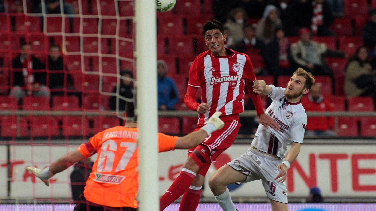 
                <strong>Oscar Cardozo</strong><br>
                Nur für ein Jahr ging der damals 33 Jahre alte Oscar Cardozo in der Saison 2016/17 für Olympiakos auf Torejagd. Damals verpflichteten die Griechen den Stürmer aus Paraguay von Trabzonspor. Doch für den 1,93-Meter-Hünen lief es beim damaligen griechischen Serienmeister nicht toll, er traf lediglich drei Mal bei 34 Einsätzen. Seit 2017 lässt Cardozo seine Laufbahn, die ihr Highlight in den Jahren bei Benfica Lissabon fand, in der Heimat bei Libertad Asuncion ausklingen.
              