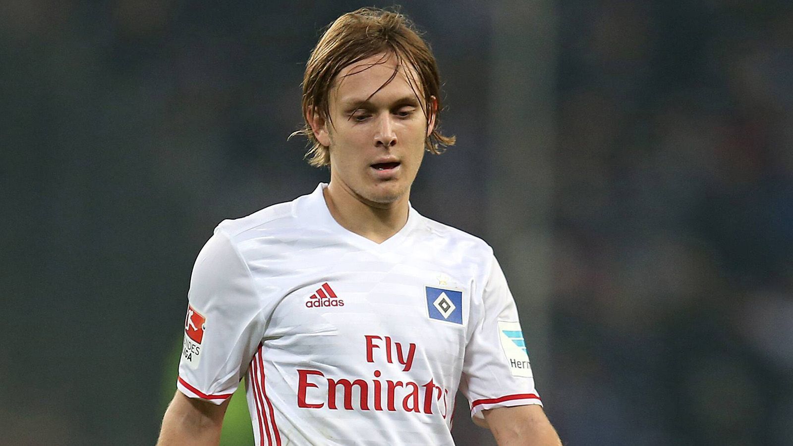 
                <strong>Mittelfeld: Alen Halilovic</strong><br>
                Der größte HSV-Flop der jüngeren Vergangenheit! Bei seiner Ankunft im Sommer 2016 wurde Halilovic als "Mini Messi" gefeiert. Er kam vom FC Barcelona und ihm wurde ein ähnlicher Spielstil nachgesagt. Fünf Millionen Euro Ablöse hatte der HSV für ihn bezahlt. Er galt als der Wunschspieler des damaligen Vereinsbosses Dietmar Beiersdorfer - nicht allerdings von Trainer Bruno Labbadia und dessen Nachfolger Markus Gisdol. Nach sechs schwachen Bundesliga-Einsätzen, davon lediglich einer in der Startelf, befand er sich bereits auf dem Abstellgleis - und ging später ablösefrei.
              