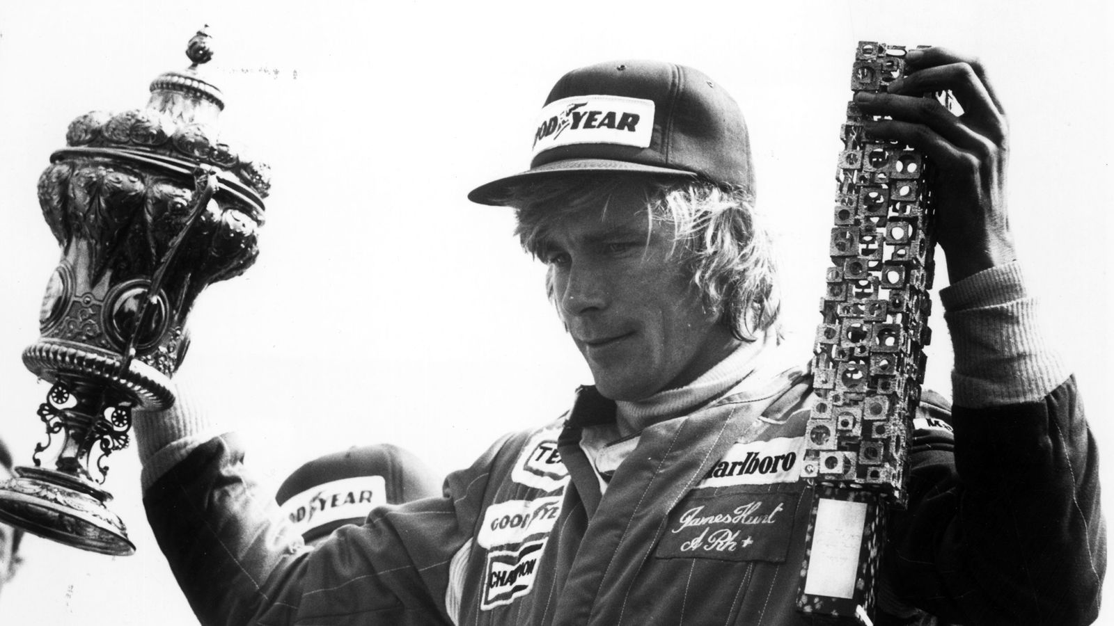 <strong>1976 - Ein Punkt Unterschied - James Hunt 69, Niki Lauda 68</strong><br>Ein legendärer Fight! Lauda verpasste zwei Saisonrennen, durch einen Horrorcrash am Nürburgring, bei dem er üble Verbrennungen davon trug. Sechs Wochen später fuhr er dennoch wieder und hielt den Titelkampf bis zum finalen Rennen in Japan sensationell spannend. Dort stellte er den Wagen nach zwei Runden freiwillig aufgrund üblen Wetters ab. Es war ihm zu unsicher.