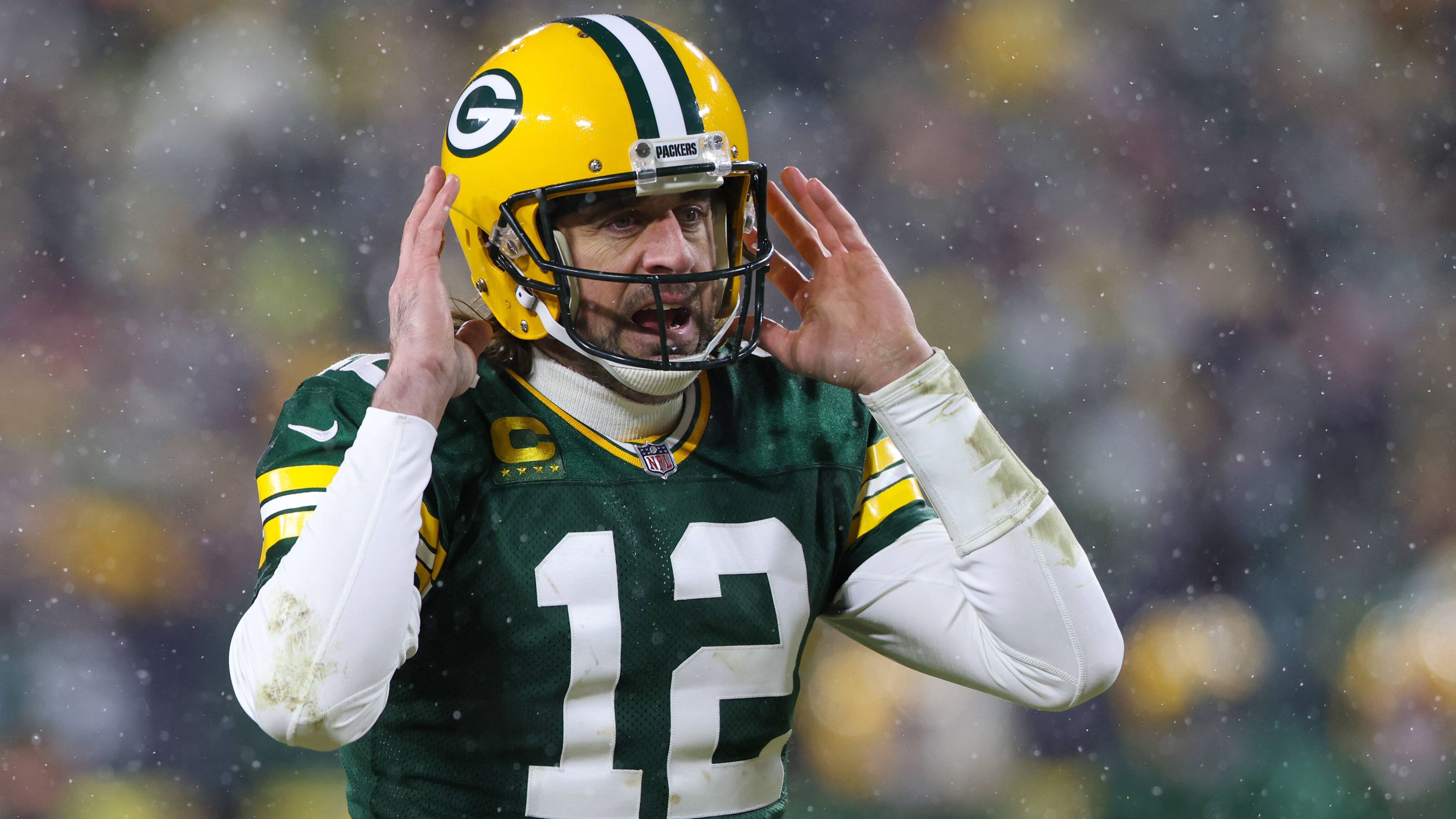 
                <strong>150 Millionen über drei Jahre</strong><br>
                2018 unterzeichnete Aaron Rodgers noch einen Deal, der ihn ursprünglich bis nach der Saison 2023 an die Packers gebunden hätte. Die damalige Gesamtsumme: 134 Millionen US-Dollar. Nun legt Rodgers noch einmal einen drauf und kassiert laut "ESPN" für die nächsten drei Jahre satte 150 Millionen US-Dollar. Zudem besteht die Möglichkeit auf eine Verlängerung im vierten und fünften Jahr. Diese haben die Packers aus Salary-Cap-Gründen hinzugefügt. Denn ...
              