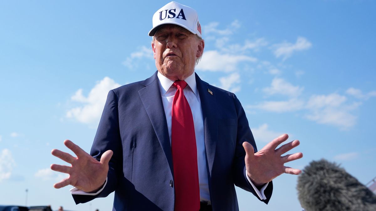 3. Juli 2025, USA, Stützpunkt Andrews: US-Präsident Donald Trump spricht mit Reporter:innen, bevor er an Bord der Air Force One geht. 
