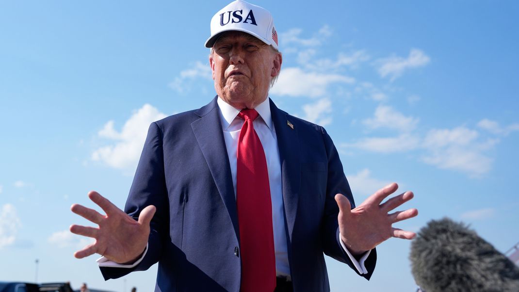 3. Juli 2025, USA, Stützpunkt Andrews: US-Präsident Donald Trump spricht mit Reporter:innen, bevor er an Bord der Air Force One geht. 