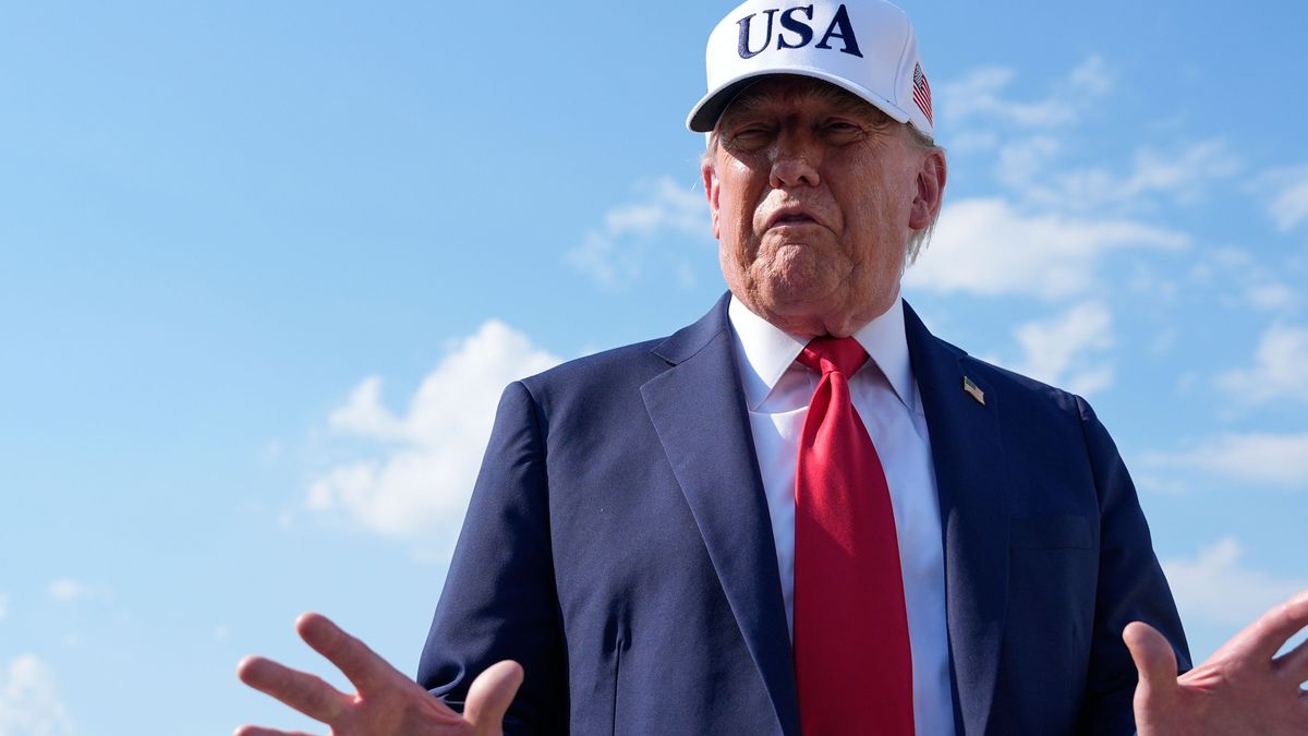 3. Juli 2025, USA, Stützpunkt Andrews: US-Präsident Donald Trump spricht mit Reporter:innen, bevor er an Bord der Air Force One geht. 