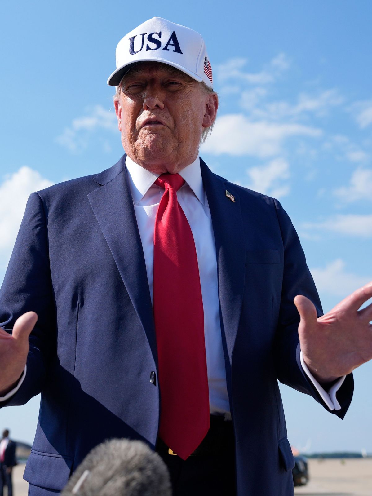 3. Juli 2025, USA, Stützpunkt Andrews: US-Präsident Donald Trump spricht mit Reporter:innen, bevor er an Bord der Air Force One geht. 