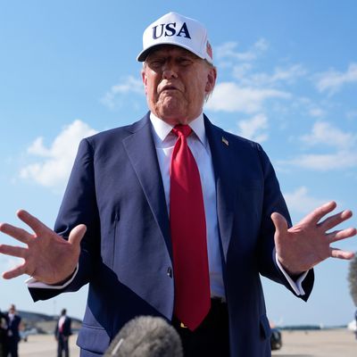 3. Juli 2025, USA, Stützpunkt Andrews: US-Präsident Donald Trump spricht mit Reporter:innen, bevor er an Bord der Air Force One geht. 