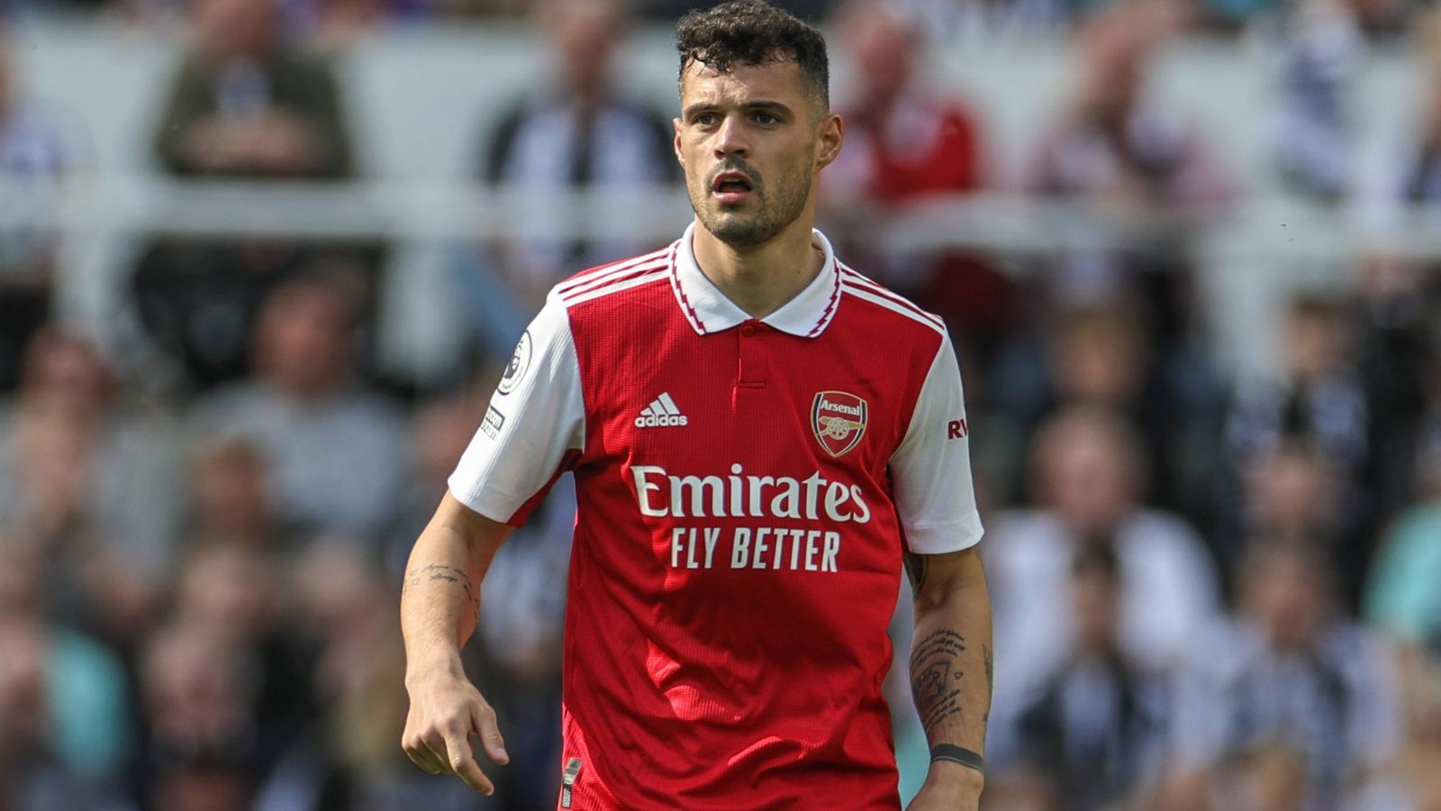 
                <strong>Granit Xhaka (FC Arsenal)</strong><br>
                Leverkusen könnte die eingenommenen Millionen direkt wieder investieren. Zum Beispiel in Granit Xhaka. Arsenal plant im Mittelfeld wohl anders, für 20 Millionen Euro dürfte der 30-Jährige Schweizer vermutlich gehen. Und die Werkself könnte einen echten Leader bekommen, der die Bundesliga aus seiner Zeit bei Borussia Mönchengladbach schon gut kennt. Wechselwahrscheinlichkeit: hoch
              