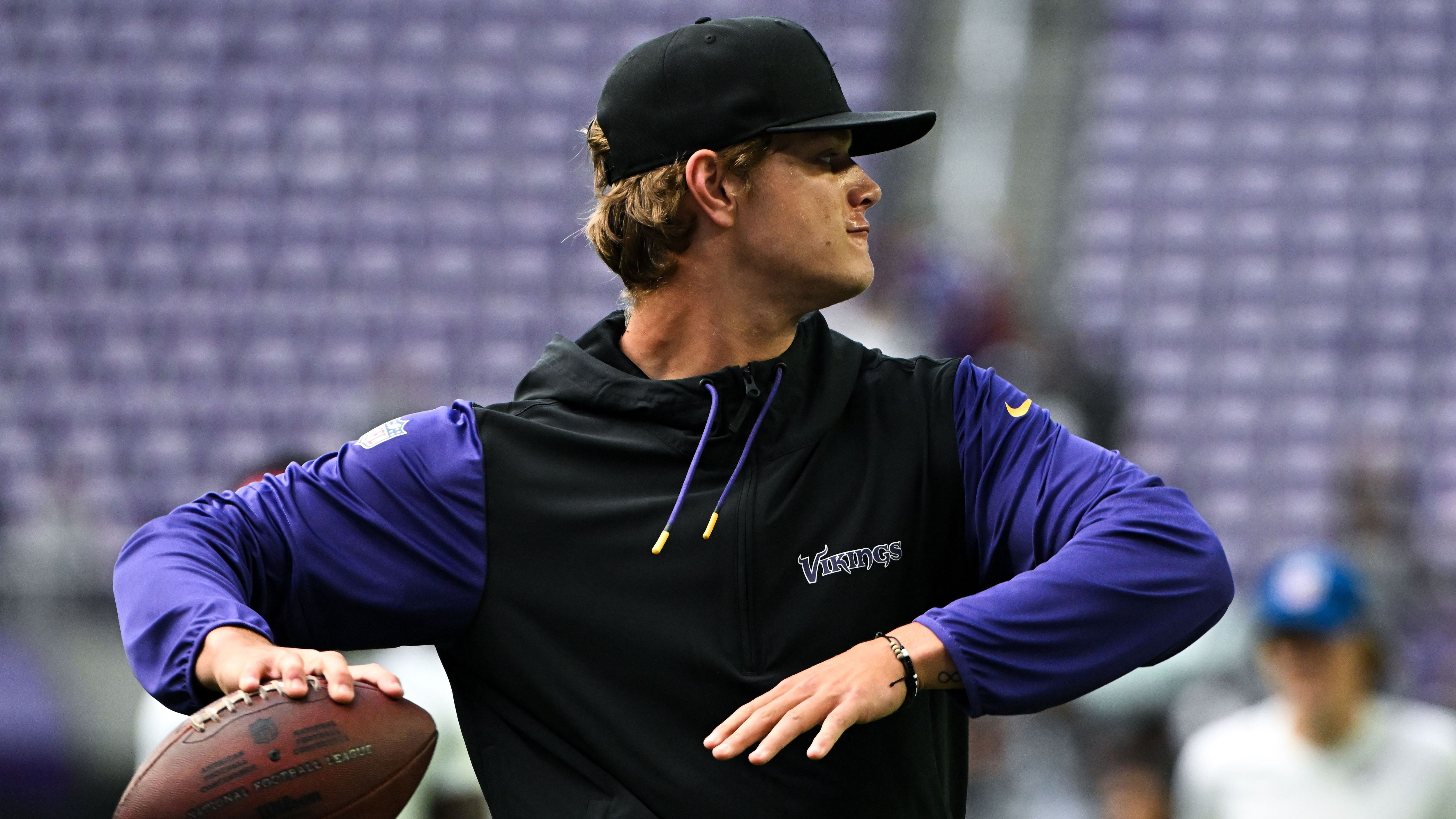<strong>Minnesota Vikings</strong><br>• Starter: J.J. McCarthy (im Bild)<br>• Backup: Sam Howell, Brett Rypien, Max Brosmer (Rookie)