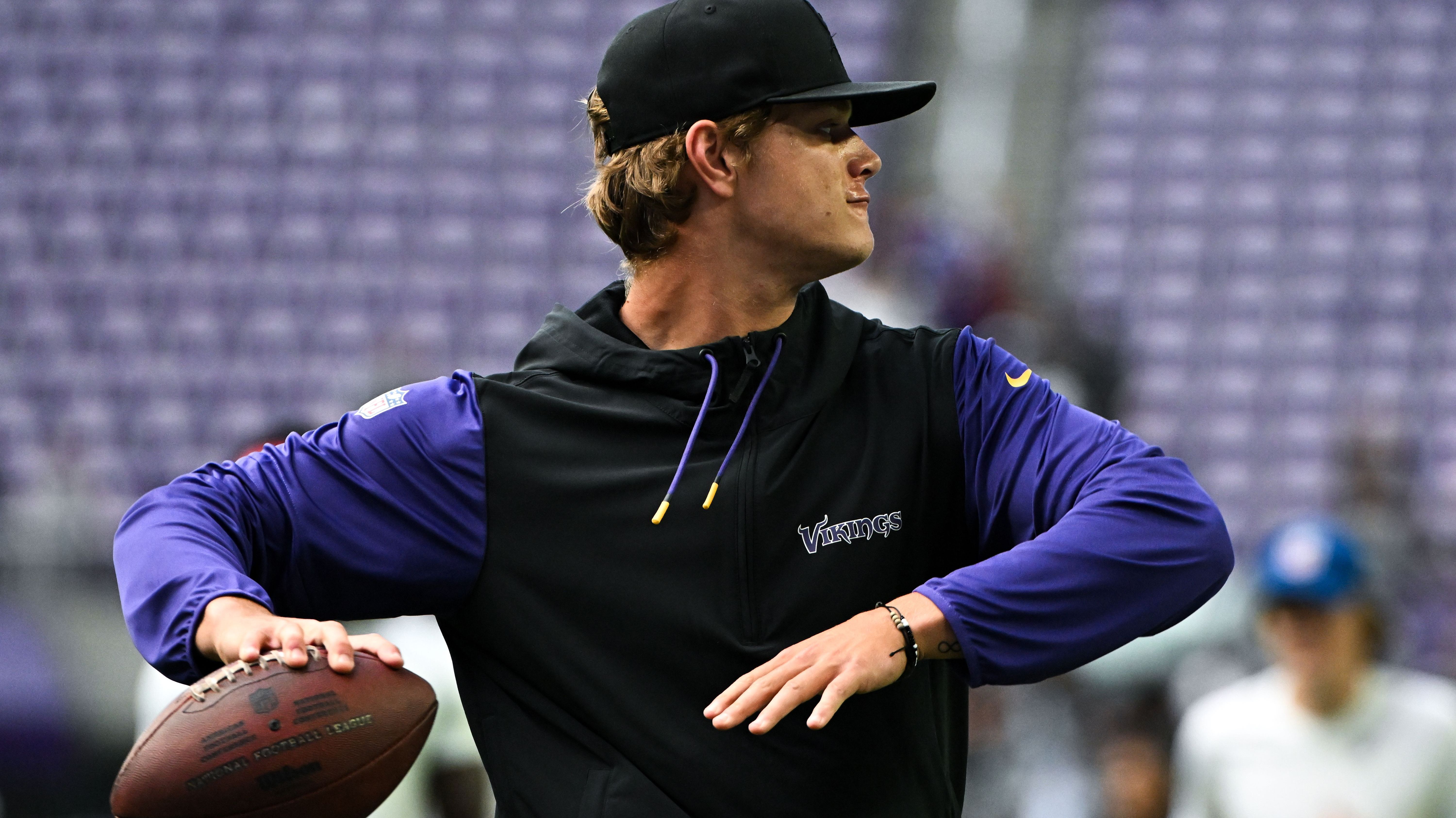 <strong>Minnesota Vikings<br></strong>Nach dem Abgang von Sam Darnold gehört die Zukunft bei den Vikings endgültig dem letztjährigen First-Round-Pick J.J. McCarthy. Als Backup steht bislang nur Brett Rypien im Kader.<br>• Starter: J.J. McCarthy (im Bild)<br>• Backup: Brett Rypien