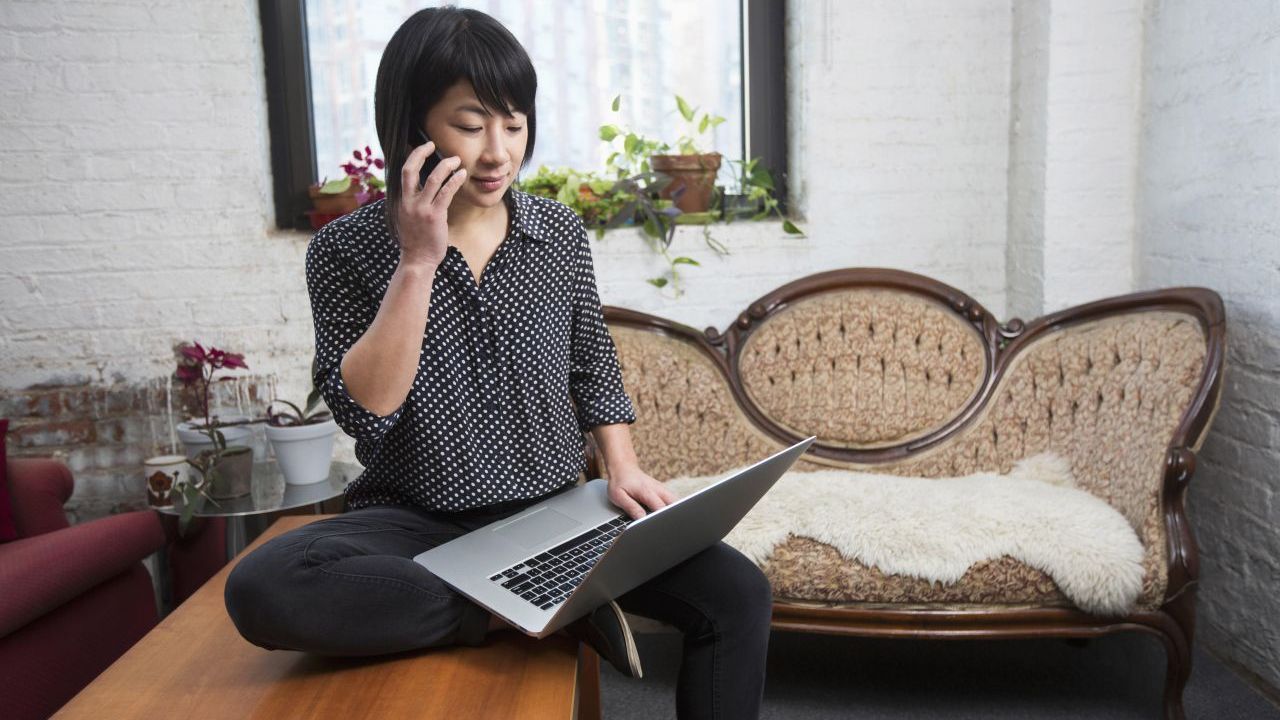 Wenn du dein privates Handy oder Telefon auch beruflich nutzt, darfst du 20 Prozent der Kosten absetzen - höchstens 20 Euro pro Monat. Auch ein Arbeitszimmer kannst du geltend machen.