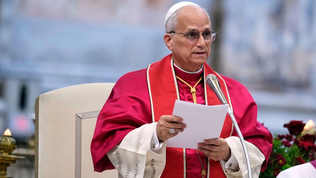 Papst Leo XIV. steht einer Gedenkfeier für die Märtyrer und Glaubenszeugen des 21. Jahrhunderts mit Vertretern anderer Kirchen und christlicher Gemeinschaften in der Basilika St. Paul vor den Mauern in Rom vor.