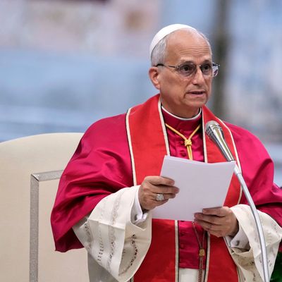 Papst Leo XIV. hat zu hohe Managergehälter wie die von Tesla-Chef Elon Musk kritisiert.