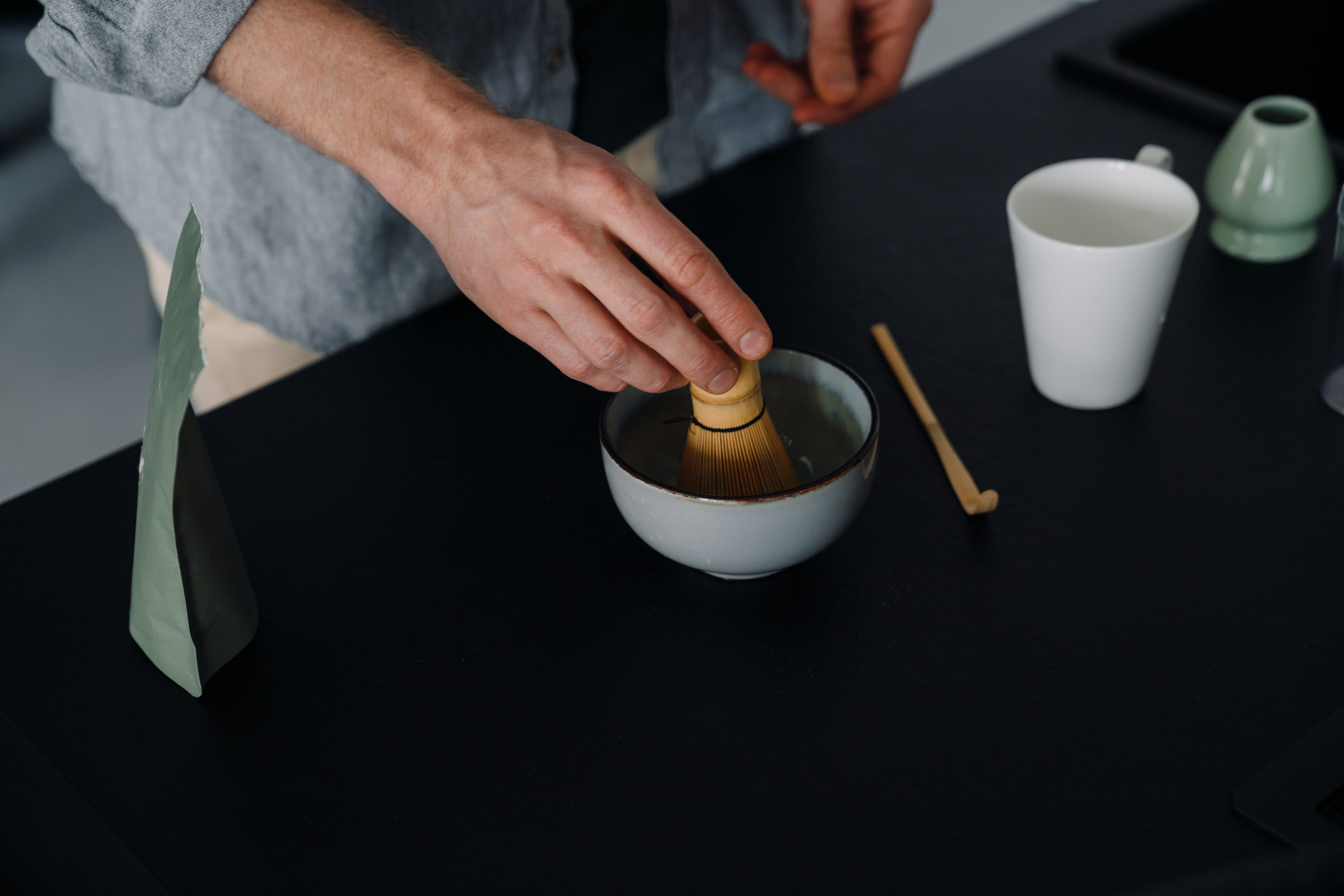 Das fertige Pulver kannst du nun im Laden kaufen und in der traditionellen Teezeremonie zu Hause anrühren. Hierfür brauchst du die passenden Utensilien Besen, Schale und Löffel.