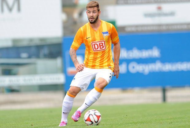 
                <strong>Hertha BSC Auswärtstrikot</strong><br>
                Auswärts fällt die Hertha definitiv auf. Neuzugang Marvin Plattenhardt testet in einem Vorbereitungsspiel schon mal den neuen Auswärts-Dress.
              