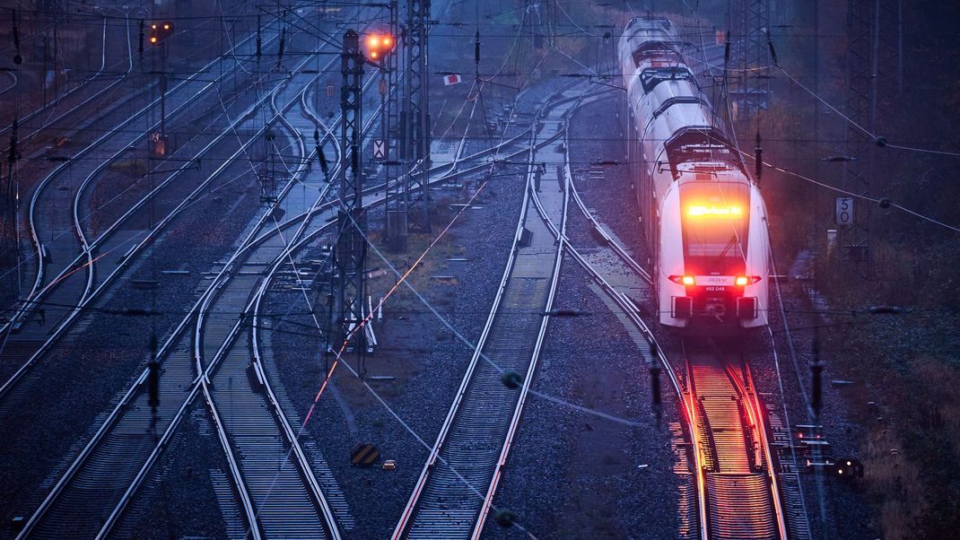 Die Gewerkschaft Deutscher Lokomotivführer (GDL) hat ihre Mitglieder zu einem erneuten Warnstreik bei der Deutschen Bahn aufgerufen. 
