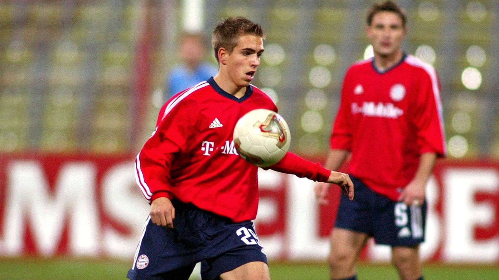 
                <strong>Philipp Lahm</strong><br>
                Auch Philipp Lahm rackerte sich durch die U-Mannschaften, bevor er als 19-Jähriger seinen ersten Profivertrag unterschrieb. In seinem ersten Jahr war gegen Willy Sagnol und Bixente Lizarazu nichts zu holen, weshalb Lahm in der zweiten Mannschaft versauert wäre. Doch Amateur-Trainer Hermann Gerland hatte eine Lösung. Er überzeugte Stuttgart-Coach Felix Magath, den jungen Lahm zum VfB zu holen. Auf Leihbasis, versteht sich. Im zweiten Jahr in Stuttgart erlitt Lahm einen Kreuzbandriss, es gab durchaus Befürchtungen, er würde sich davon mental nicht mehr erholen. Doch Lahm kehrte nach München zurück und wurde zu einem der besten Außenverteidiger der Welt, als Kapitän führte er den FCB zu diversen Titeln und die Nationalmannschaft zum WM-Triumph 2014.
              