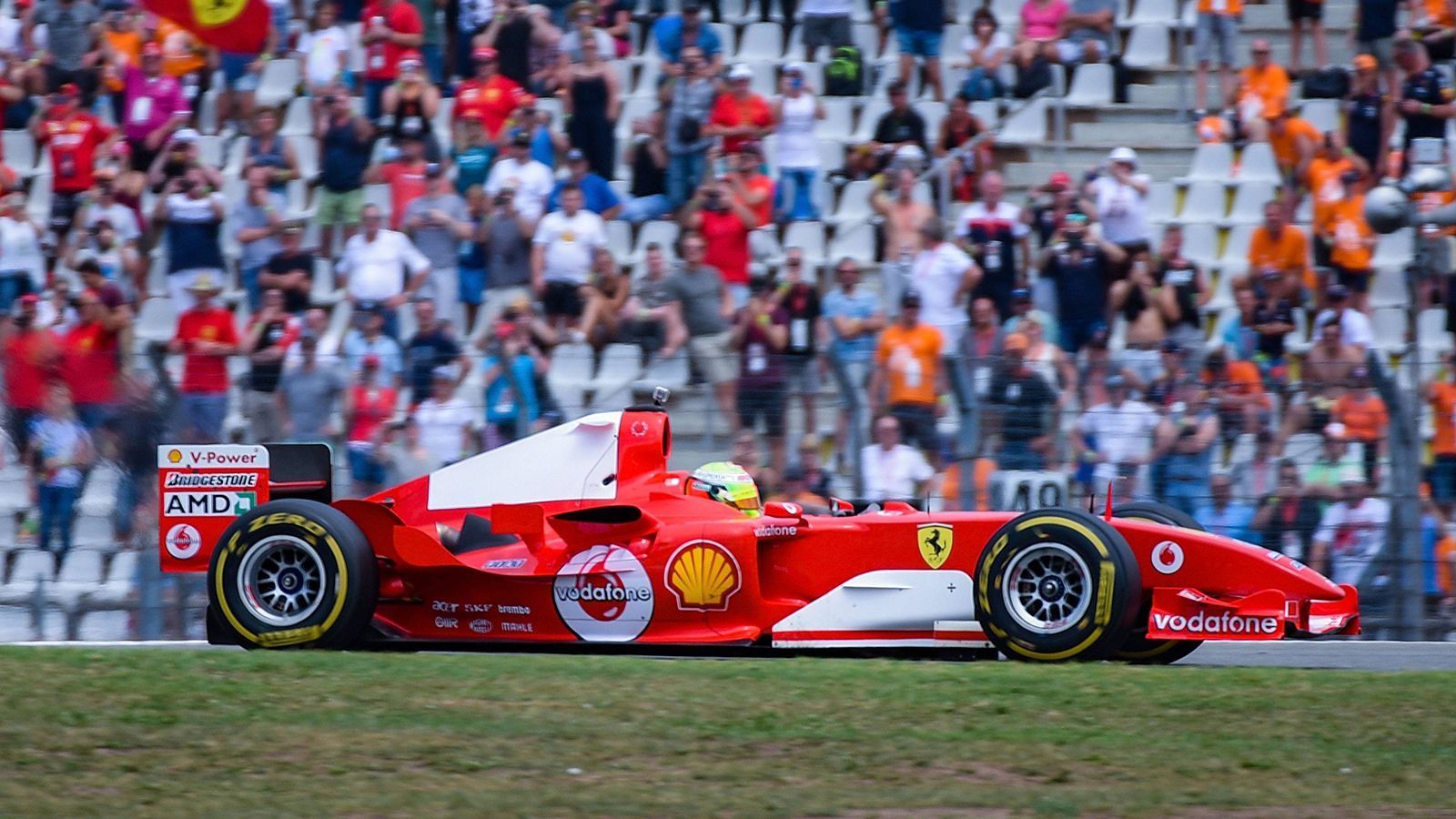 
                <strong>Mick Schumacher fährt im Weltmeister-Ferrari seines Vaters in Hockenheim</strong><br>
                Obwohl Schumacher nur drei Runden dreht und es sich nur um eine Show-Fahrt handelt, sind die Tribünen gut besucht.
              